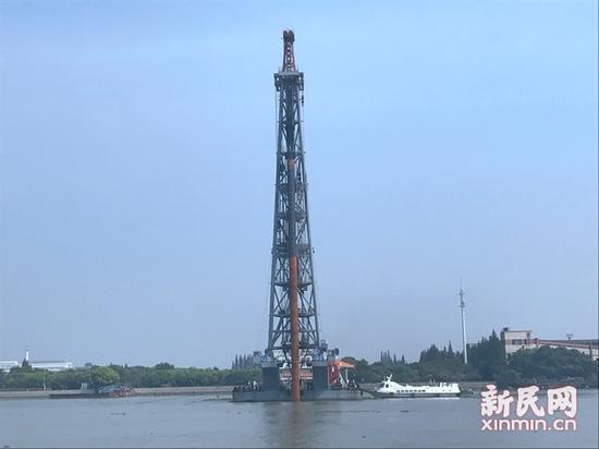 
	图说：昆阳路越江大桥第一根钢管桩正在打入河床。裘颖琼 摄
